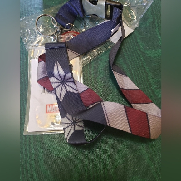 Marvel Captain America Lanyard card holder with metal emblem nwt - Picture 2 of 2